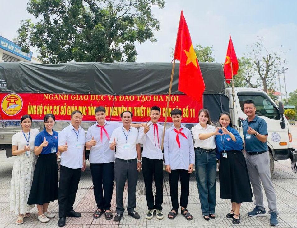 Những chuyến xe chở đầy yêu thương đến với học sinh vùng lũ