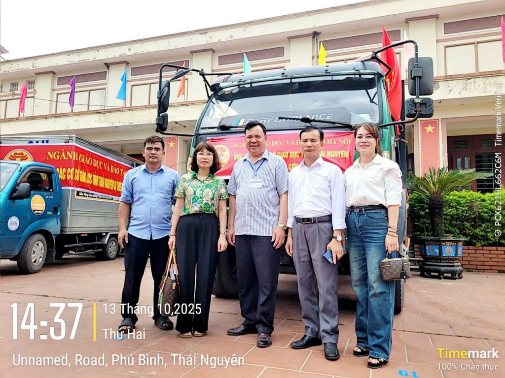 Những chuyến xe chở đầy yêu thương đến với học sinh vùng lũ