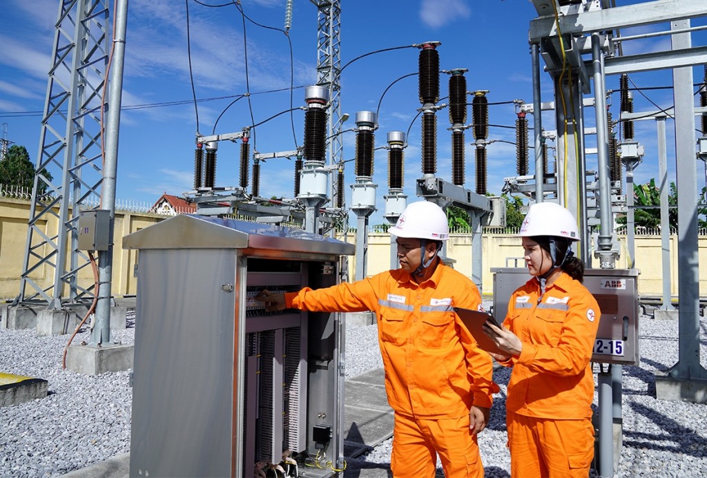 Cán bộ kỹ thuật kiểm tra đảm bảo cung cấp điện an toàn, ổn định, phục vụ Nhân dân