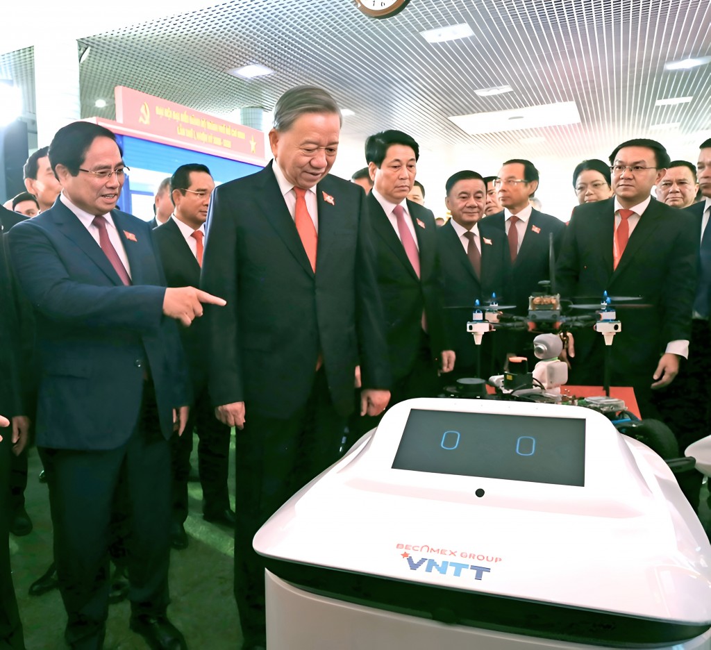 Tổng Bí thư Tô Lâm và Thủ tướng Phạm Minh Chính trao đổi về một sản phẩm công nghệ được trưng bày tại khu triển lãm thành tựu khoa học – công nghệ. (Ảnh: Thảo Lê)