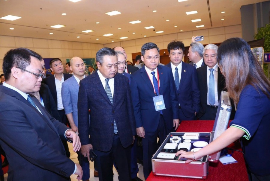 Chủ tịch UBND TP Hà Nội Trần Sỹ Thanh cùng các đại biểu tham quan gian hàng trưng bày công nghệ bên lề hội nghị Thành phố thông minh Việt Nam - Châu Á diễn ra tại Hà Nội