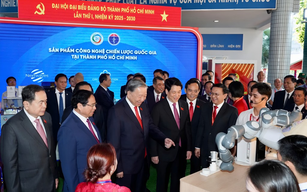 Lãnh đạo Đảng và Nhà nước tham quan không gian triển lãm thành tựu khoa học – công nghệ trong khuôn viên Học viện Cán bộ TP Hồ Chí Minh.