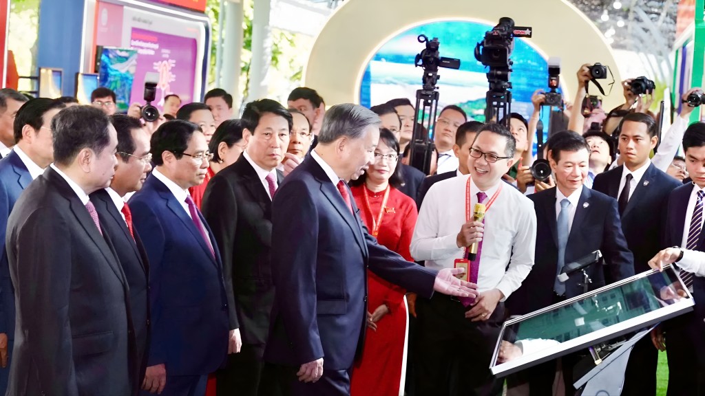 Tổng Bí thư Tô Lâm, Chủ tịch nước Lương Cường, Thủ tướng Phạm Minh Chính và Chủ tịch Quốc hội Trần Thanh Mẫn tham quan không gian triển lãm thành tựu khoa học – công nghệ tại Đại hội đại biểu Đảng bộ TP Hồ Chí Minh lần thứ I.