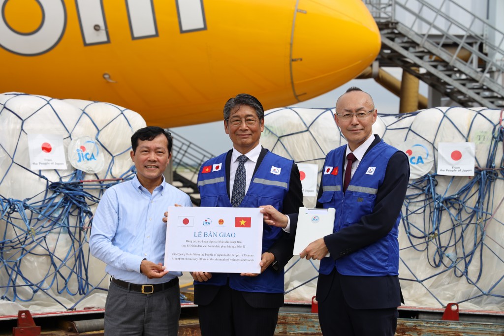 Việt Nam tiếp nhận hàng viện trợ quốc tế khẩn cấp của JICA