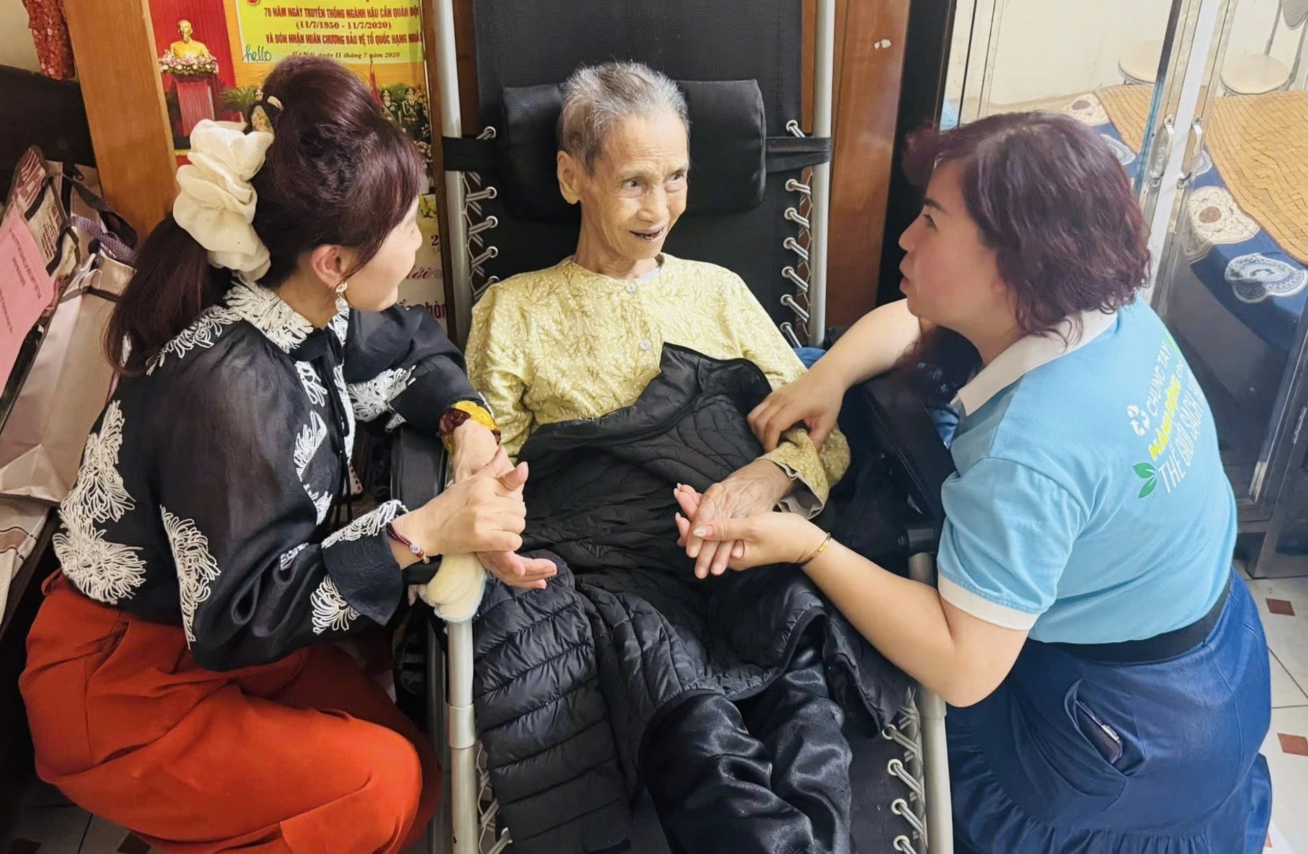Phụ nữ phường Ngọc Hà tặng quà Mẹ Việt Nam anh hùng dịp 20/10