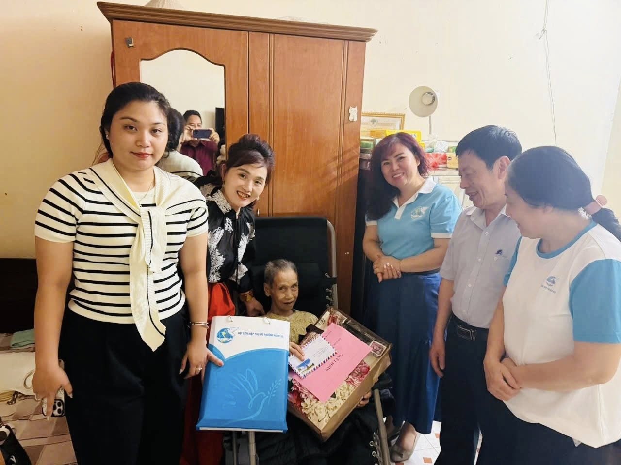 Phụ nữ phường Ngọc Hà tặng quà Mẹ Việt Nam anh hùng dịp 20/10