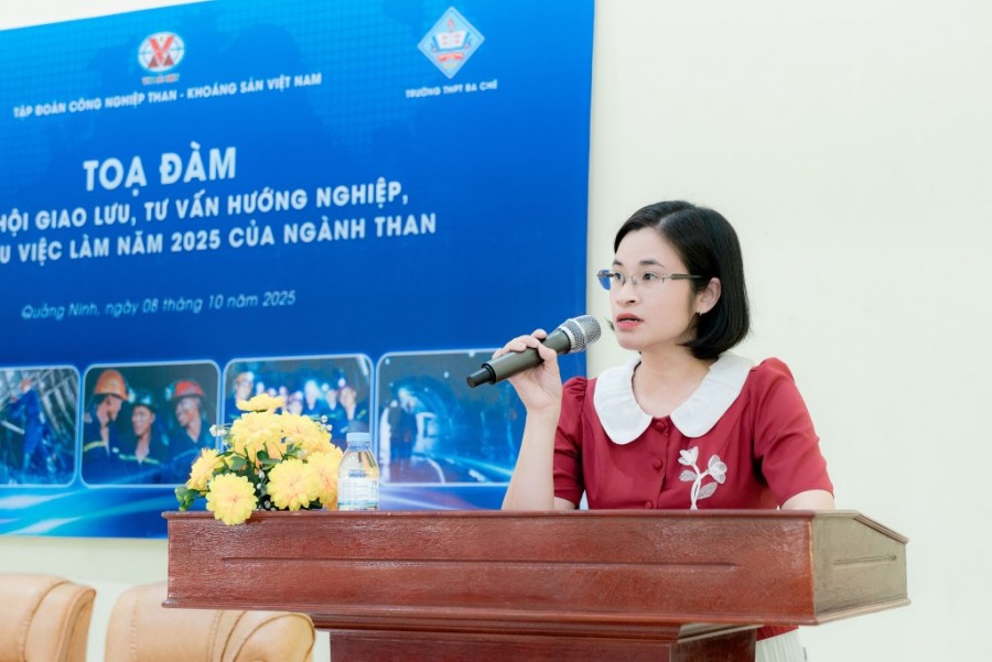 Bà Đinh Thị Nguyệt – Phó Hiệu trưởng phụ trách Trường THPT Ba Chẽ phát biểu khai mạc tọa đàm