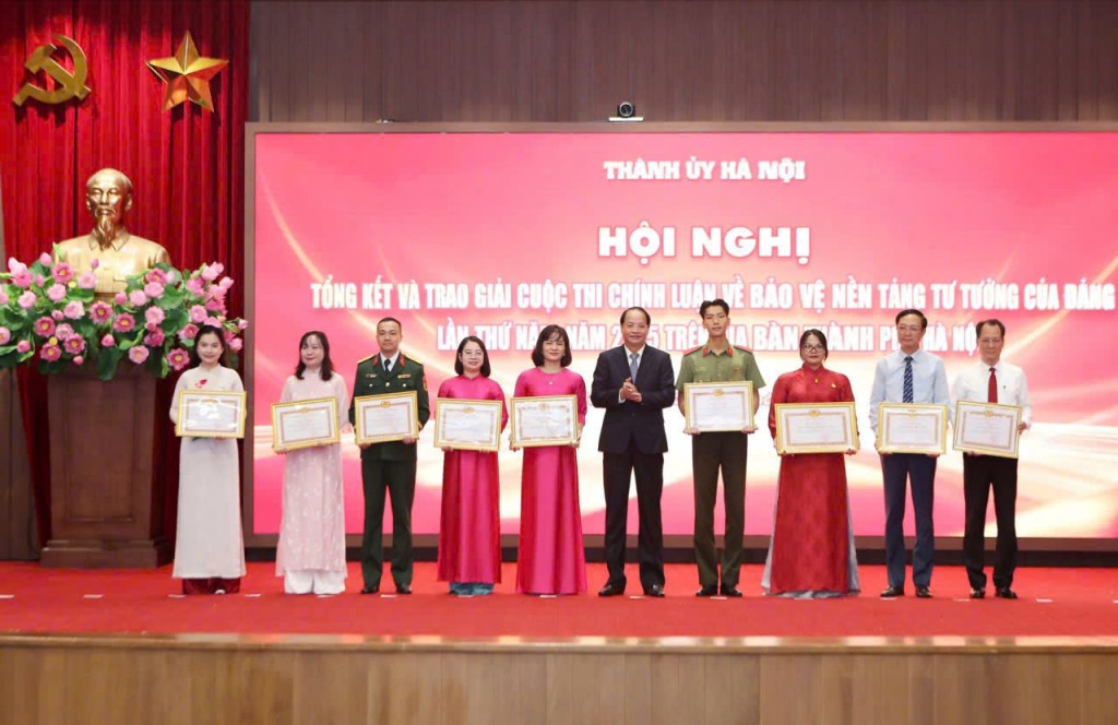 Nhiều sinh viên tiêu biểu đại diện cho các tập thể xuất sắc nhận Bằng khen của Thành ủy Hà Nội tại Lễ tổng kết và trao giải Cuộc thi viết chính luận bảo vệ nền tảng tư tưởng của Đảng lần thứ 5, năm 2025