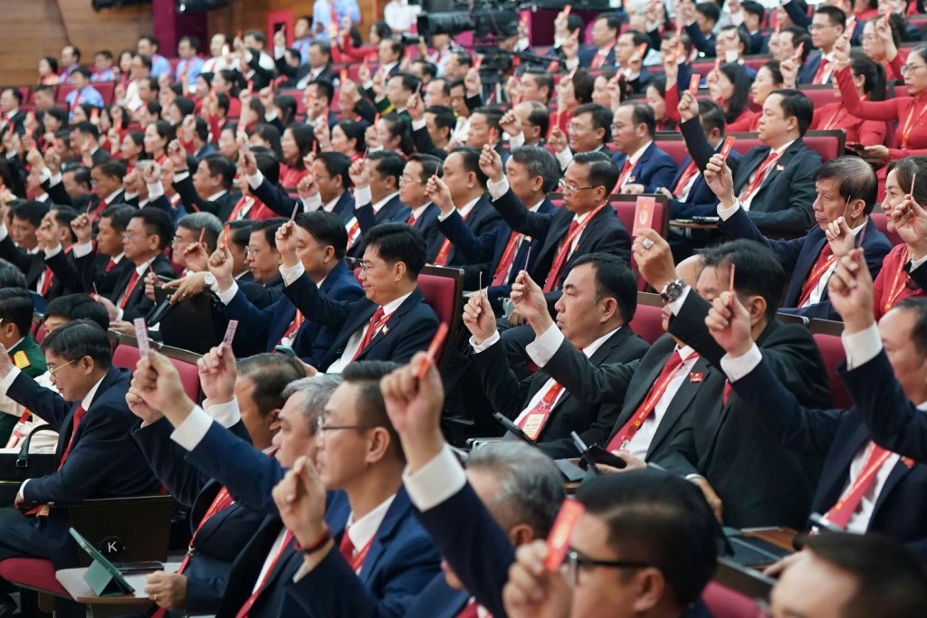 Các đại biểu biểu quyết 