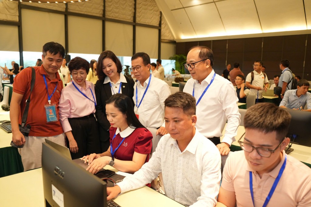 Lãnh đạo các cơ quan báo chí cùng đội ngũ phóng viên tác nghiệp tại Trung tâm