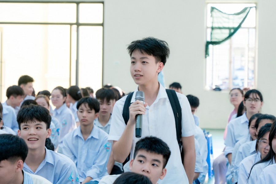 Học sinh trường THPT Ba Chẽ đặt câu hỏi về cơ hội việc làm sau khi tốt nghiệp tại Trường Cao đẳng TKV