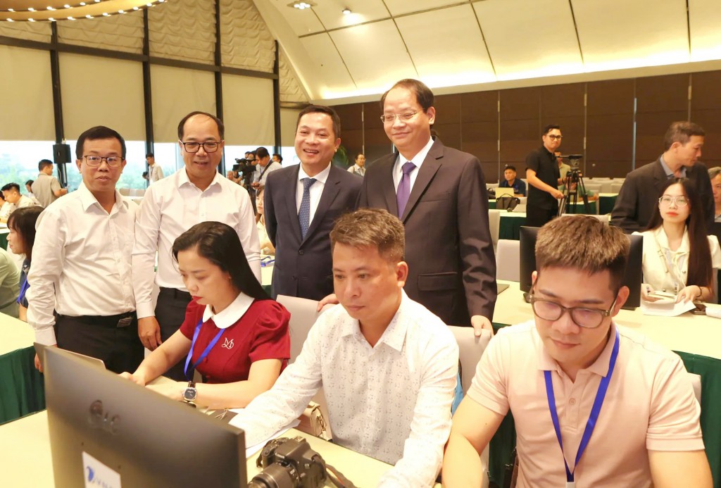 Trưởng ban Tuyên giáo và Dân vận Thành uỷ Nguyễn Doãn Toản cùng các đại biểu tham quan hoạt động tác nghiệp báo chí tại Trung tâm Báo chí phục vụ Đại hội đại biểu Đảng bộ TP Hà Nội lần thứ XVIII.