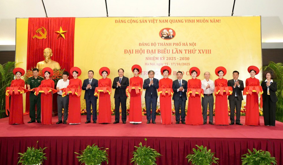 Các đại biểu cắt băng khai trương Trung tâm Báo chí phục vụ Đại hội XVIII Đảng bộ TP Hà Nội