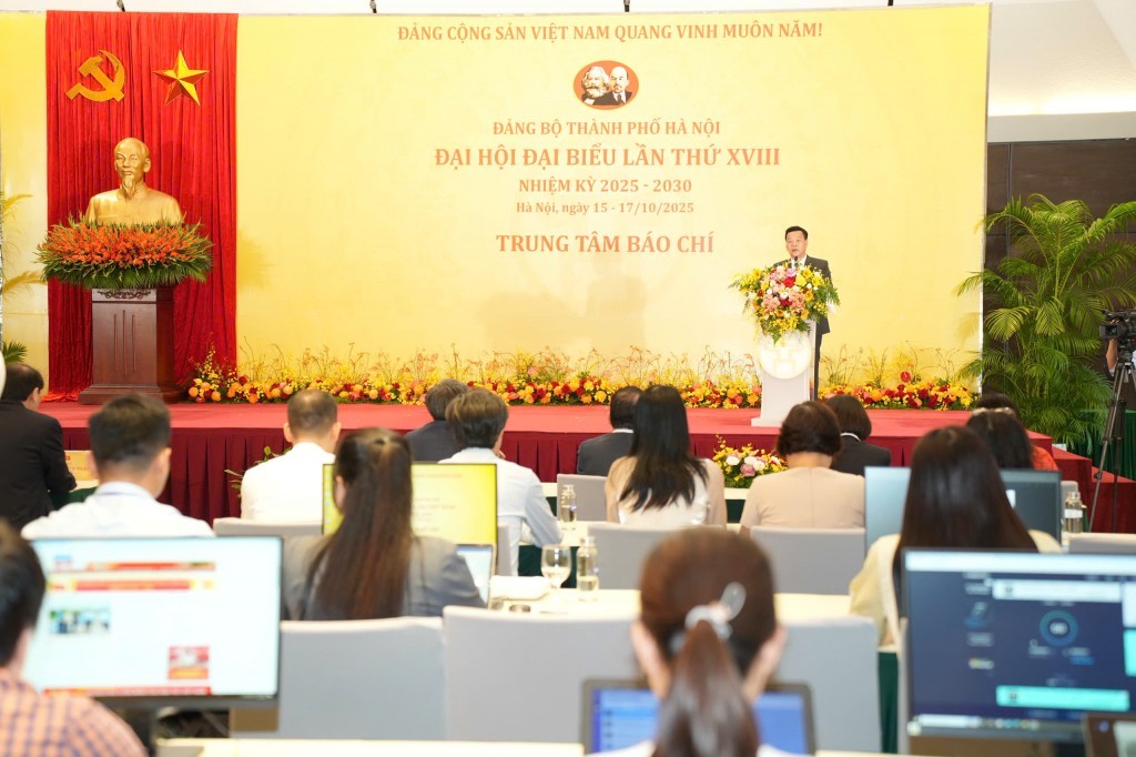 Đồng chí Lê Trung Kiên, Thành ủy viên, Phó trưởng ban Tổ chức Thành ủy công bố Quyết định số 9499-QĐ/TU, Trung tâm Báo chí phục vụ Đại hội XVIII Đảng bộ TP Hà Nội gồm 18 đồng chí gồm 1 Giám đốc, 5 Phó Giám đốc và 12 thành viên và do đồng chí Đào Xuân Dũng - Phó Trưởng ban Tuyên giáo và Dân vận Thành ủy làm Giám đốc Trung tâm.