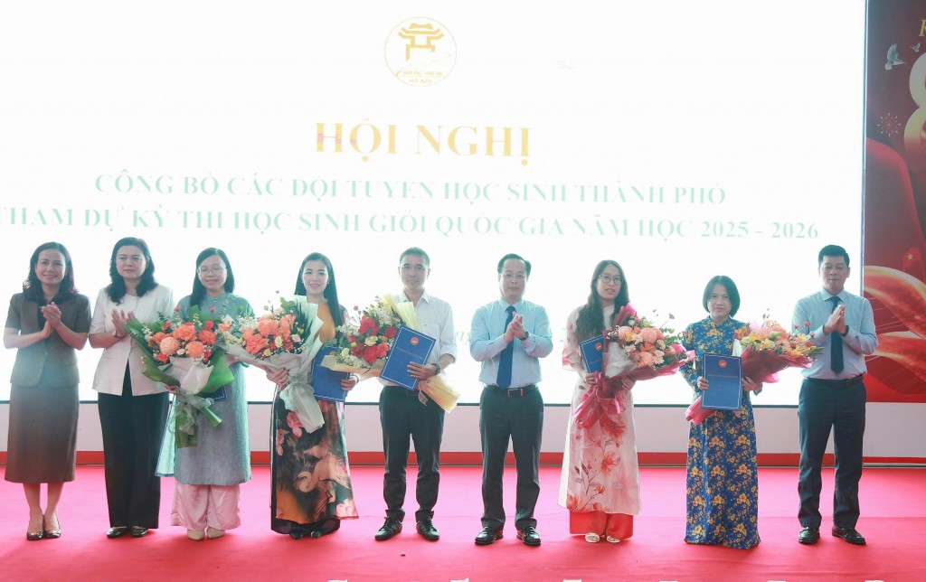 Các đồng chí trong Ban Giám đốc Sở GD&amp;ĐT Hà Nội chúc mừng các thầy cô giáo lãnh đội