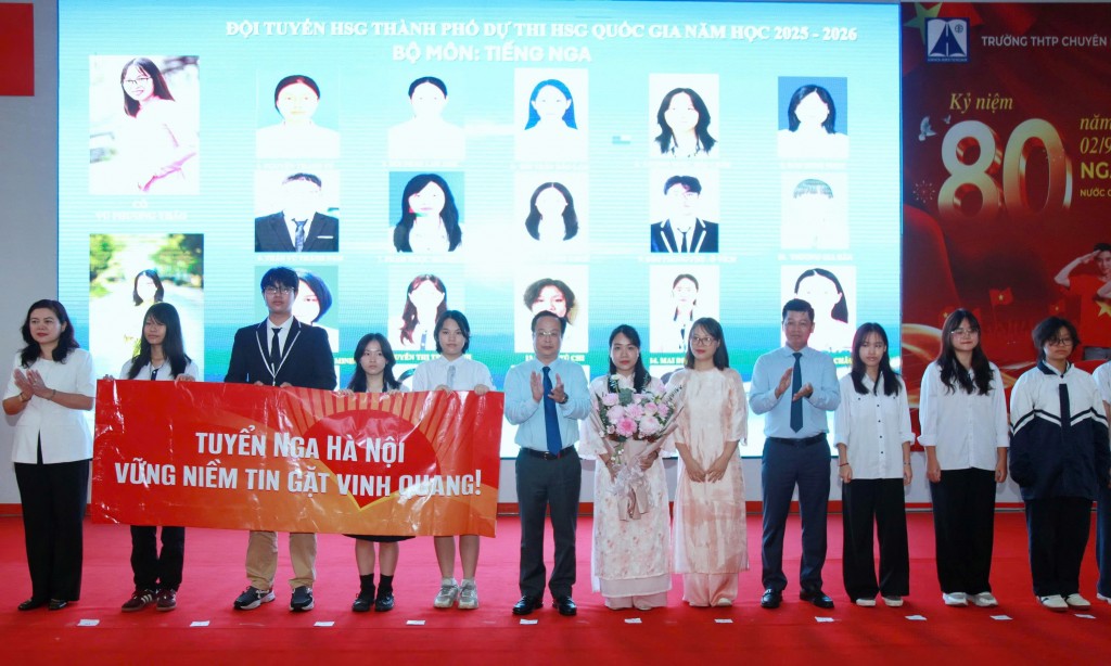 Nhấn vào ảnh để phóng to Đội tuyển Tin học và các thầy cô giáo lãnh đội ra mắt