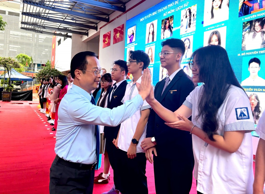 Nhấn vào ảnh để phóng to Đồng chí Trần Thế Cương - Giám đốc Sở GD&ĐT Hà Nội chúc mừng thí sinh được chọn vào đội tuyển thi học sinh giỏi quốc gia