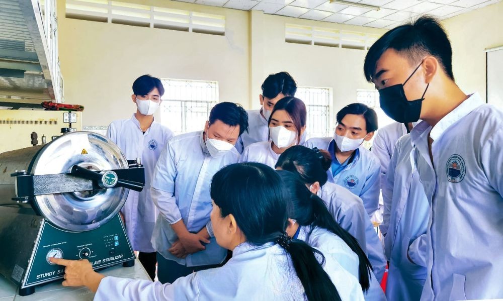 Đào tạo nghề chế biến và bảo quản thủy sản góp phần cung ứng nguồn nhân lực chất lượng cao cho ngành thủy sản Cà Mau – Ảnh: Thanh Phương