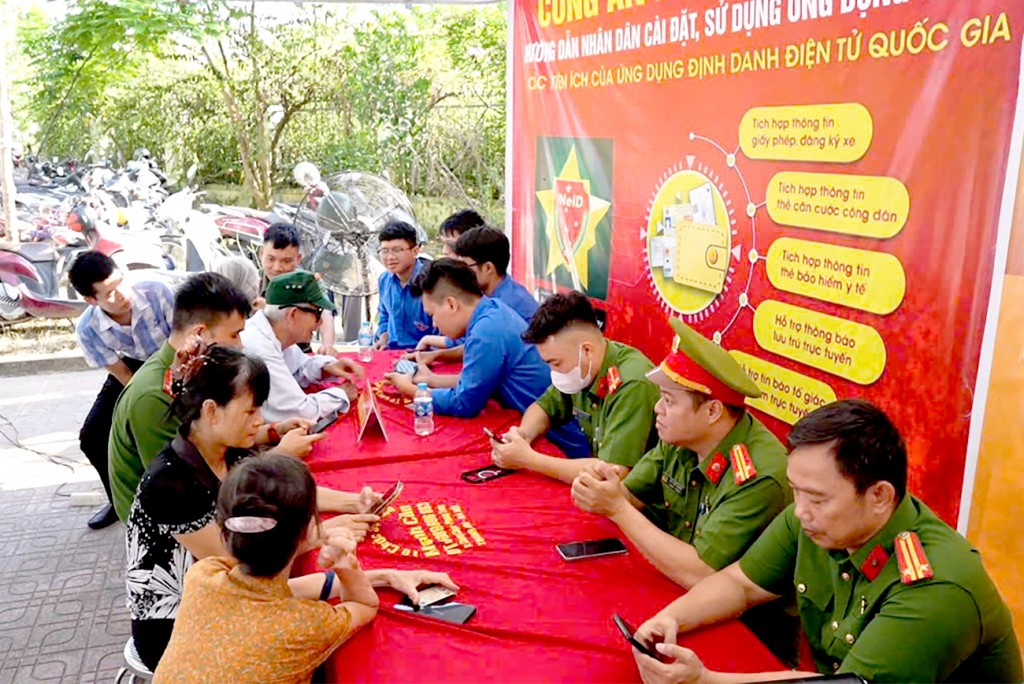 Lực lượng Công an xã Thanh Oai ra quân thực hiện 45 ngày đêm hướng dẫn người dân chuyển đổi số