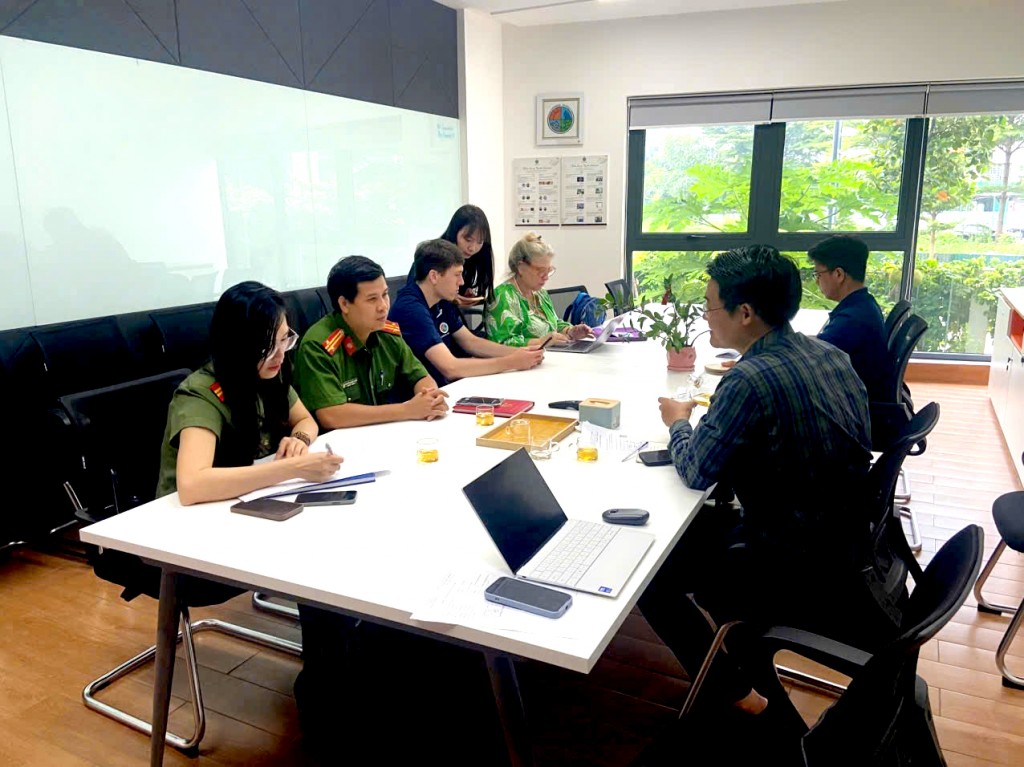 Công an phường Đại Mỗ tuyên truyền, hướng dẫn người nước ngoài tạm trú trên địa bàn phường, kích hoạt định danh điện tử