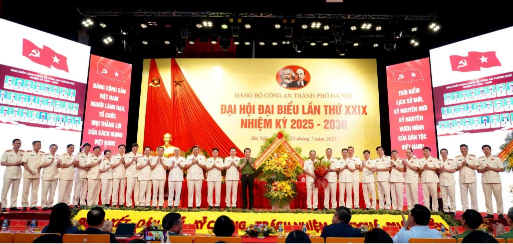 Đại tướng Lương Tam Quang, Ủy viên Bộ Chính trị, Bí thư Đảng ủy Công an Trung ương, Bộ trưởng Bộ Công an, tặng hoa chúc mừng Ban Chấp hành Đảng bộ Công an TP lần thứ XXIX, nhiệm kỳ 2025 - 2030