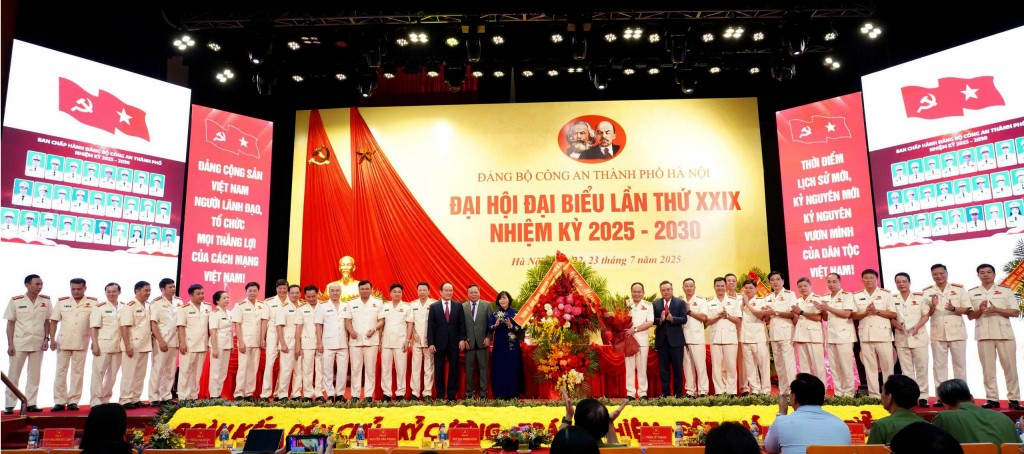 Các đồng chí lãnh đạo Thành ủy, UBND, HĐND TP tặng hoa chúc mừng Ban Chấp hành Đảng bộ Công an TP Hà Nội nhiệm kỳ 2025 - 2030