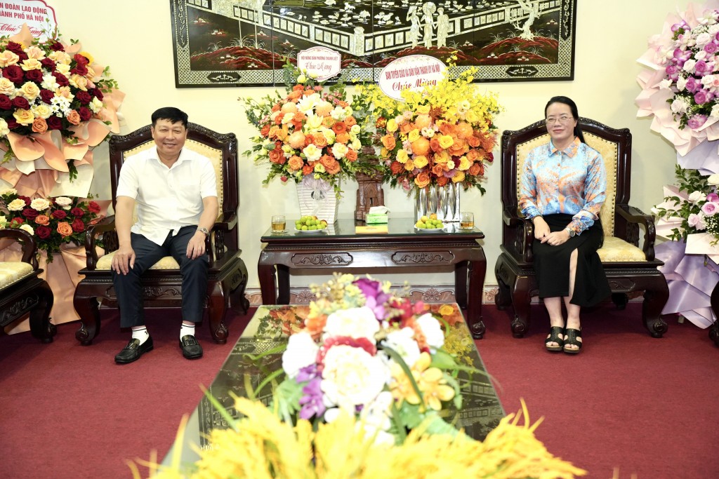 Đồng chí Phạm Anh Tuấn, Phó Chủ tịch Ủy ban Mặt trận Tổ quốc Việt Nam thành phố Hà Nội và đồng chí Phạm Hải Hoa - Chủ tịch Hội Nông dân thành phố Hà Nội trao đổi tại buổi gặp mặt