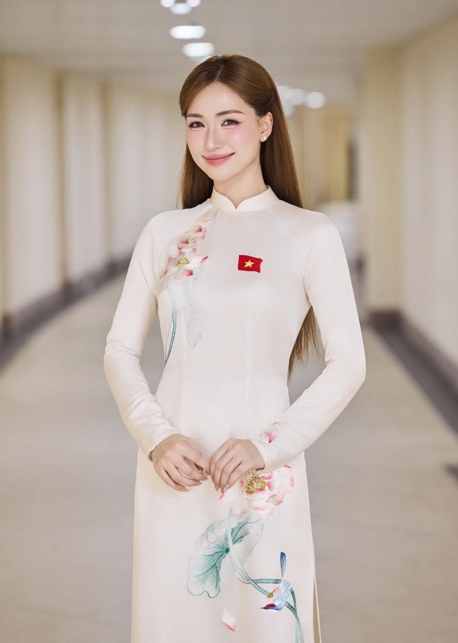 Nghệ sĩ thắp sáng tình người sau bão lụt