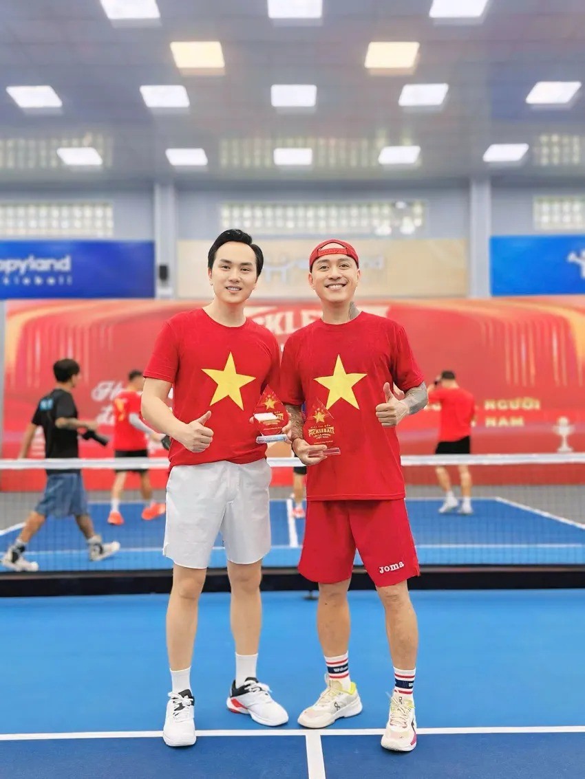 Ca sĩ Tuấn Hưng và các bạn tổ chức giải pickball