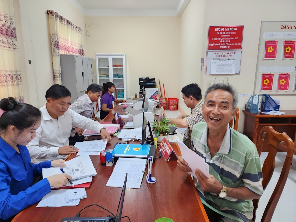 Nụ cười giòn tan khi người dân được hướng dẫn tận tình thủ tục “khai sinh cho chính mình”