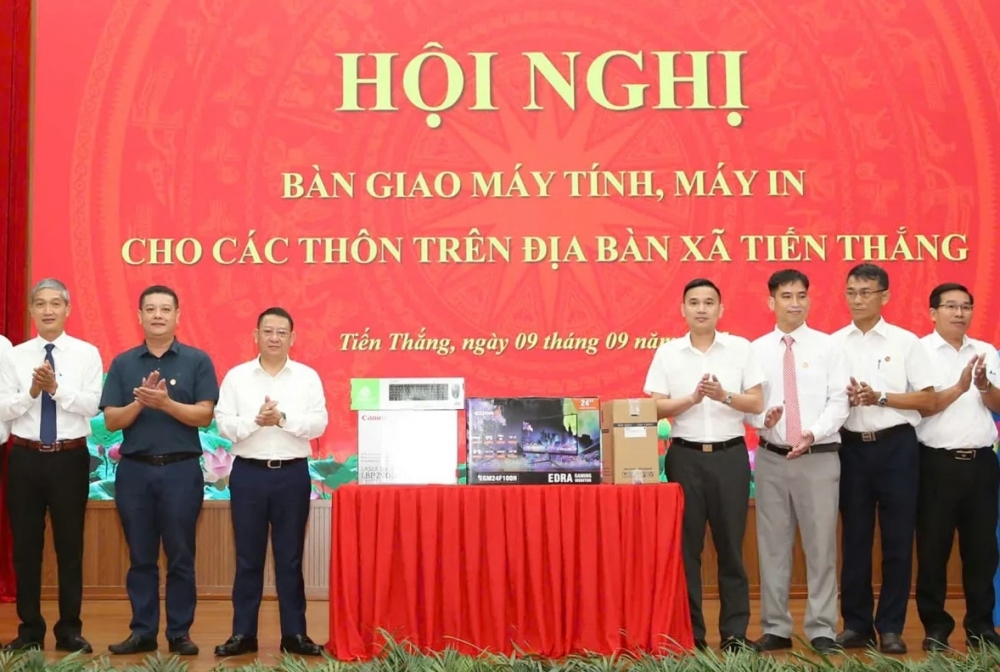 Đồng chí Hoàng Anh Tuấn, Bí thư Đảng ủy xã Tiến Thắng, trao Đồng chí Hoàng Anh Tuấn, Bí thư Đảng ủy xã Tiến Thắng, trao