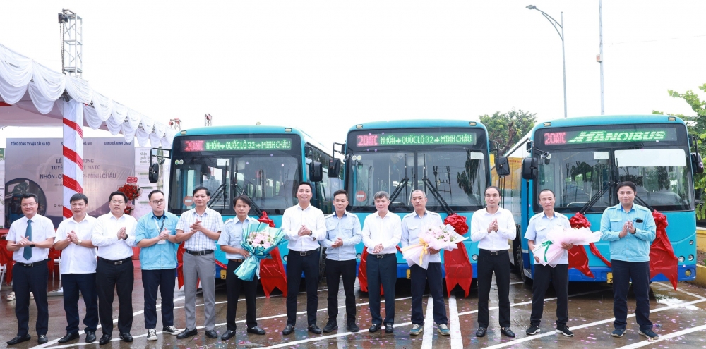 Xã Minh Châu hồ hởi khai trương tuyến xe buýt công cộng đầu tiên Xã Minh Châu hồ hởi khai trương tuyến xe buýt công cộng đầu tiên