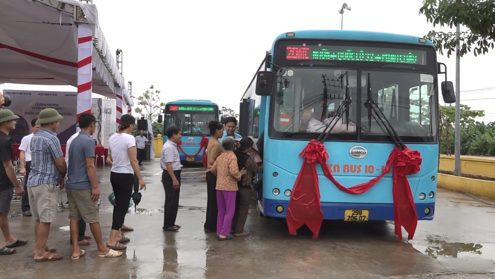Xã Minh Châu hồ hởi khai trương tuyến xe buýt công cộng đầu tiên Xã Minh Châu hồ hởi khai trương tuyến xe buýt công cộng đầu tiên