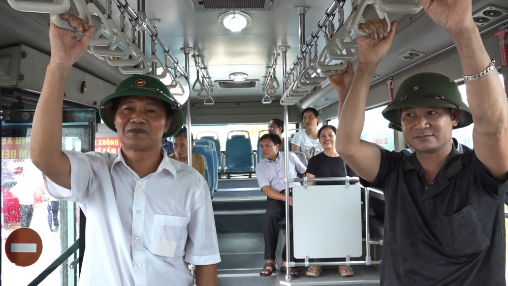 Xã Minh Châu hồ hởi khai trương tuyến xe buýt công cộng đầu tiên Xã Minh Châu hồ hởi khai trương tuyến xe buýt công cộng đầu tiên