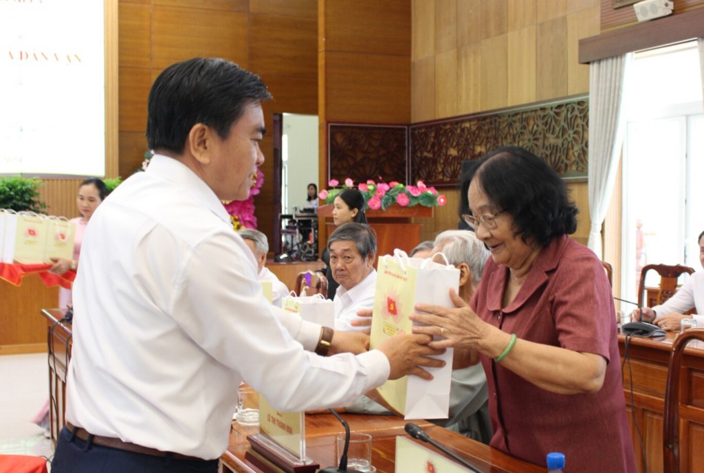 Ban Tuyên giáo và Dân vận Tỉnh ủy tặng quà tri ân các đồng chí nguyên lãnh đạo Ban qua các thời kỳ.