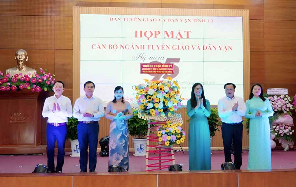Phó Bí thư Tỉnh ủy, Chủ tịch HĐND tỉnh Đồng Tháp Châu Thị Mỹ Phương (thứ ba từ trái sang) tặng hoa chúc mừng lãnh đạo Ban Tuyên giáo và Dân vận Tỉnh ủy, thay mặt Thường trực Tỉnh ủy.