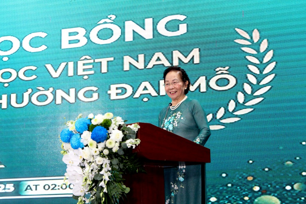 Nguyên Phó Chủ tịch nước Nguyễn Thị Doan - Chủ tịch Hội khuyến học Việt Nam phát biểu tại Lễ trao học bổng