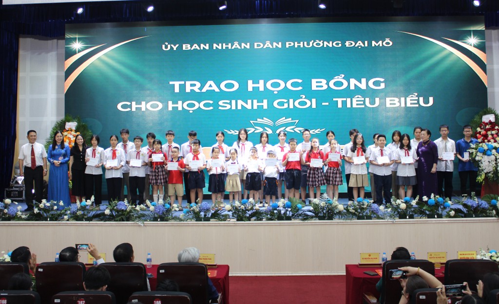 Các đồng chí lãnh đạo phường Đại Mỗ cùng lãnh đạo Quỹ khuyến học Việt Nam trao học bổng cho các em học sinh 