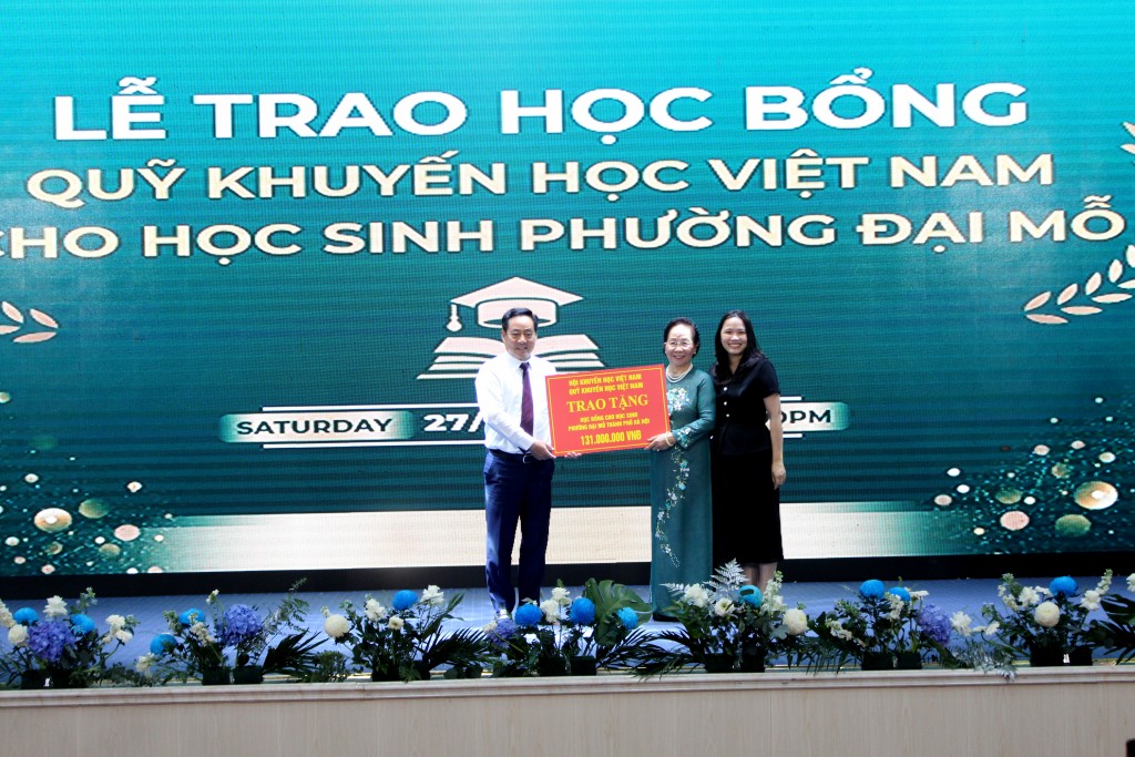 Nguyên Phó Chủ tịch nước Nguyễn Thị Doan - Chủ tịch Hội khuyến học Việt Nam trao hơn 130 suất học bổng cho đại diện lãnh đạo phường Đại Mỗ