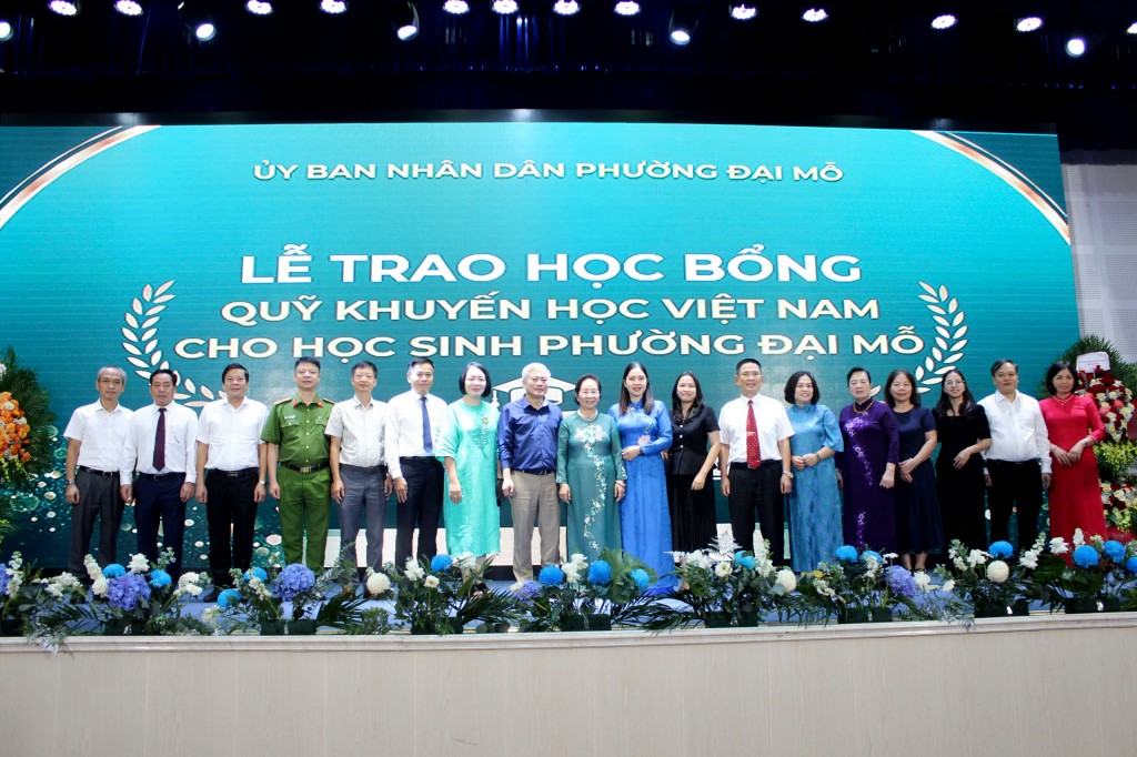 Nguyên Phó Chủ tịch nước Nguyễn Thị Doan - Chủ tịch Hội khuyến học Việt Nam chụp ảnh lưu niệm với các đồng chí lãnh đạo phường Đại Mỗ và các đơn vị dự lễ trao học bổng