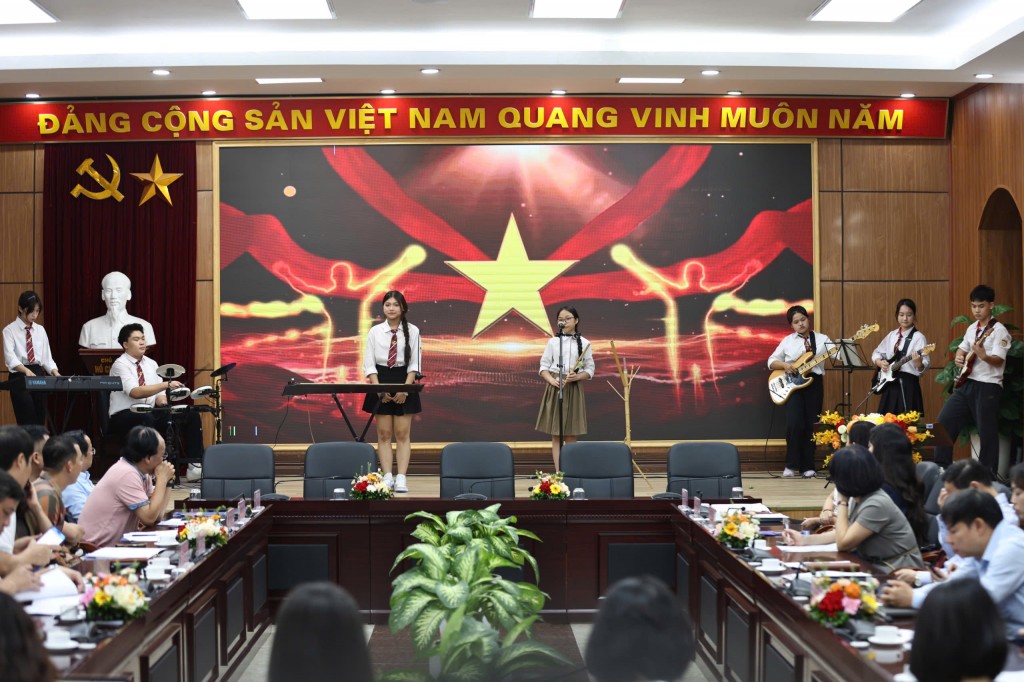 Tiết mục của các em học sinh Thủ đô tại hội nghị triển khai liên hoan. (Ảnh: Thanh Tùng)