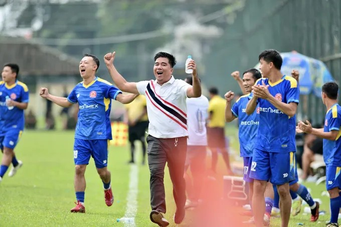 Niềm vui của các cầu thủ sau chiến thắng tại Becamex Group Cup 2025. ẢNH: VĂN LÂM