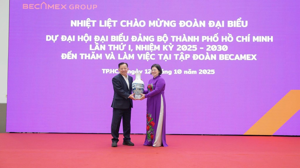 Bà Văn Thị Bạch Tuyết tặng quà lưu niệm cho Tập đoàn Becamex