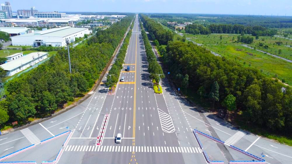 Dọc đường NC, hàng cây xanh bao quanh khu công nghiệp Bàu Bàng, tạo hành lang sinh thái và cải thiện môi trường xung quanh. Ảnh: Đình Trọng.