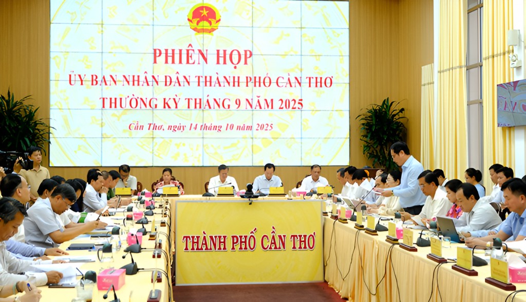 Lãnh đạo Sở Tài chính TP Cần Thơ báo cáo tại phiên họp.