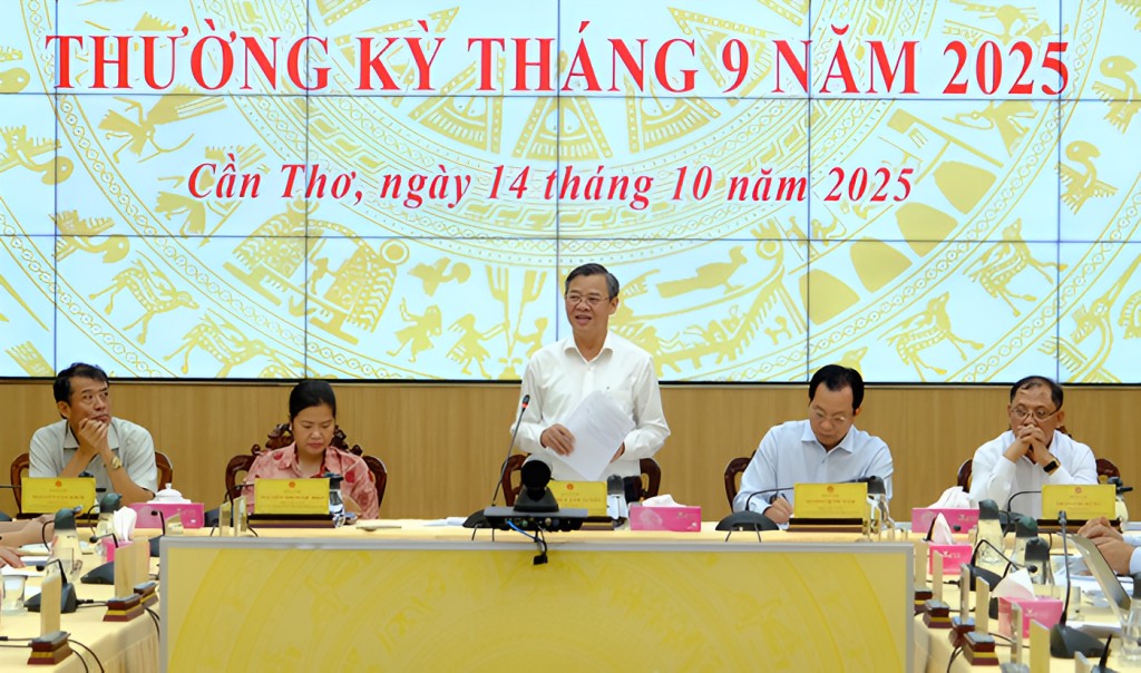  ông Trương Cảnh Tuyên, Phó Bí thư Thành ủy, Chủ tịch UBND TP Cần Thơ, chủ trì phiên họp UBND TP Cần Thơ thường kỳ tháng 9 năm 2025, tổ chức trực tuyến đến cấp xã