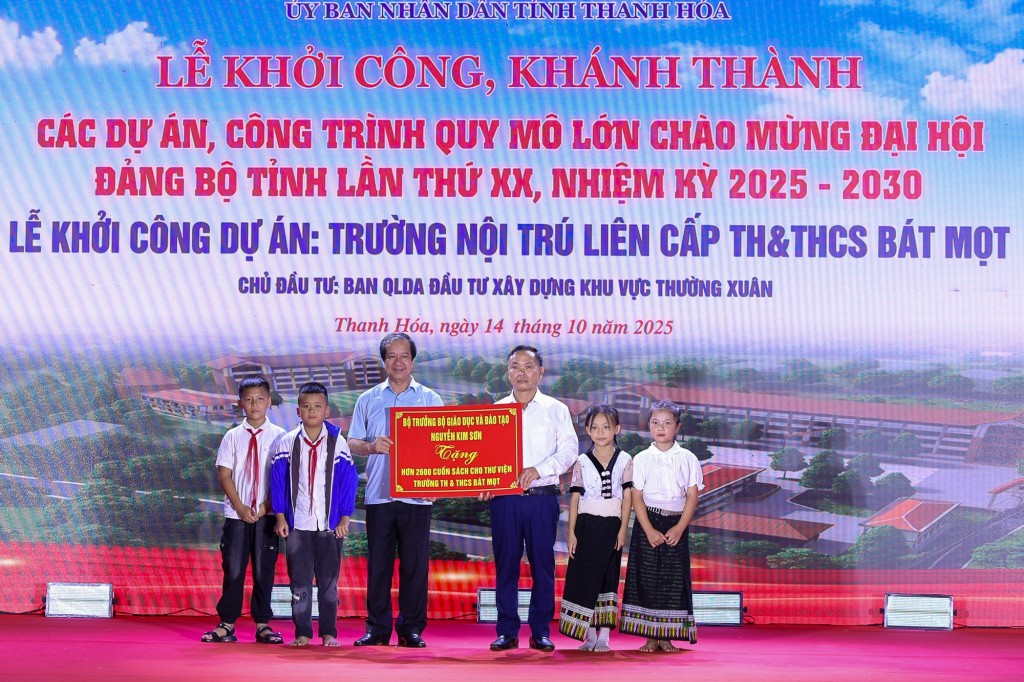 Bộ trưởng Bộ Giáo dục và Đào tạo Nguyễn Kim Sơn tặng thư viện trường hơn 2.600 cuốn sách - Ảnh: VGP/Nhật Bắc