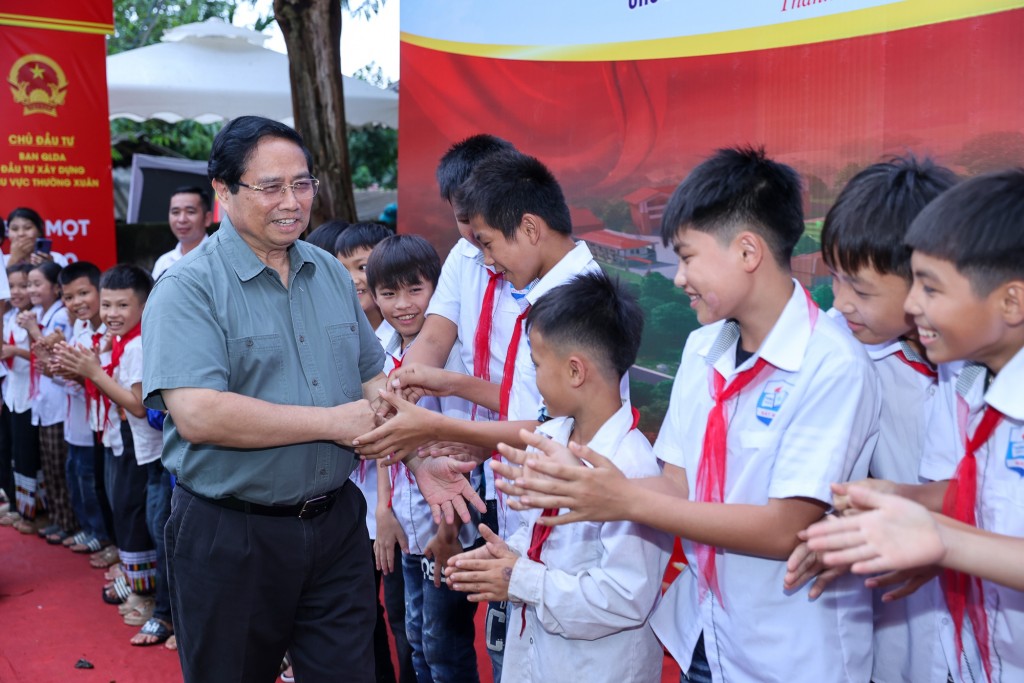 Thủ tướng Phạm Minh Chính và các em học sinh xã miền núi Bát Mọt - Ảnh: VGP/Nhật Bắc