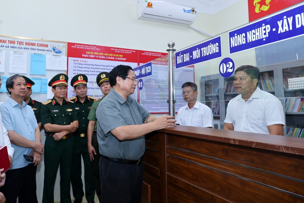 Thủ tướng Phạm Minh Chính kiểm tra việc vận hành trung tâm phục vụ hành chính công xã Bát Mọt - Ảnh: VGP/Nhật Bắc