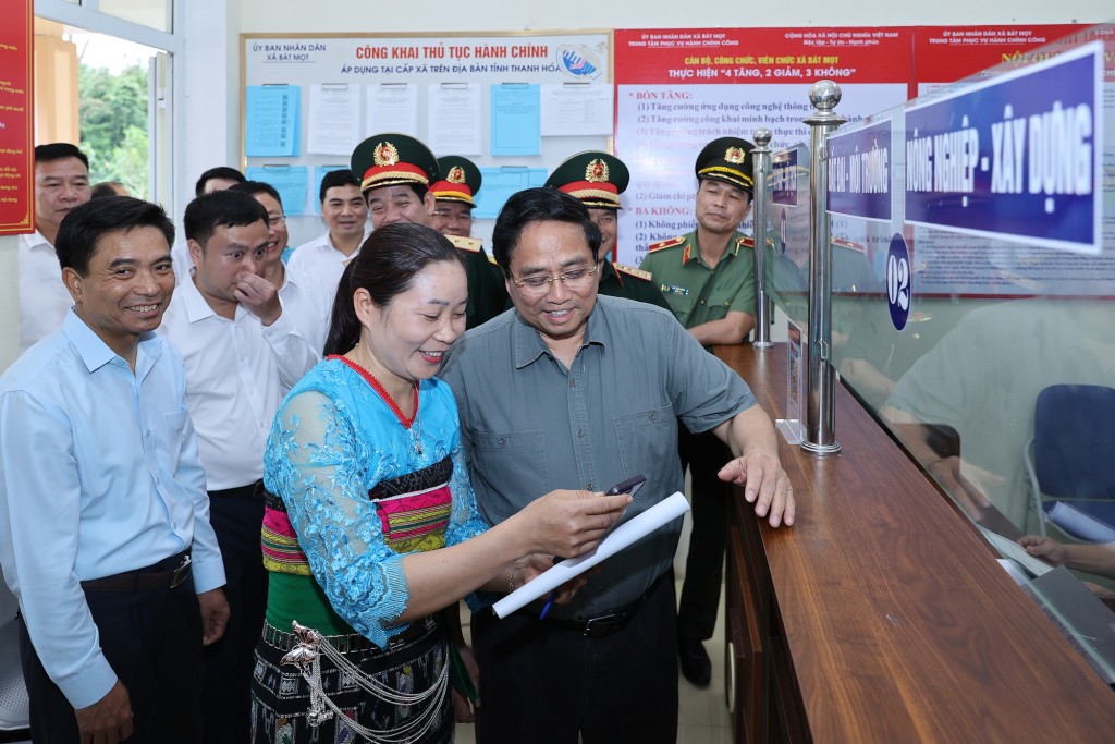Thủ tướng Phạm Minh Chính thăm hỏi nhân dân đến làm thủ tục tại Trung tâm Phục vụ hành chính công xã Bát Mọt - Ảnh: VGP/Nhật Bắc